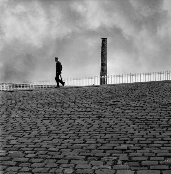 old man, tall chimney, cobbled street, Mill Hill, Blackburn 1983